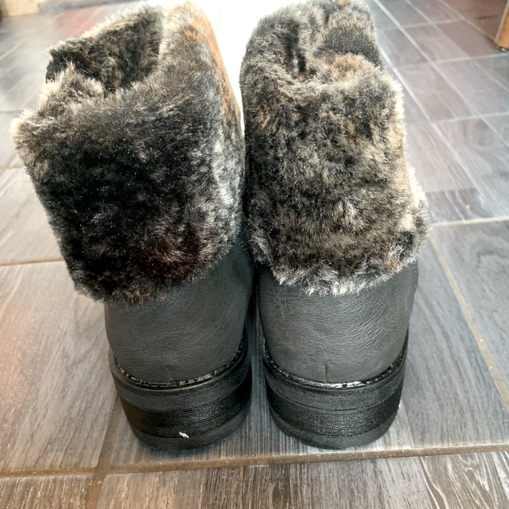 NEW In Box Women’s Kadi Maya Side Zip Ankle Boots with Fur Trim, Gray, Size 7.5